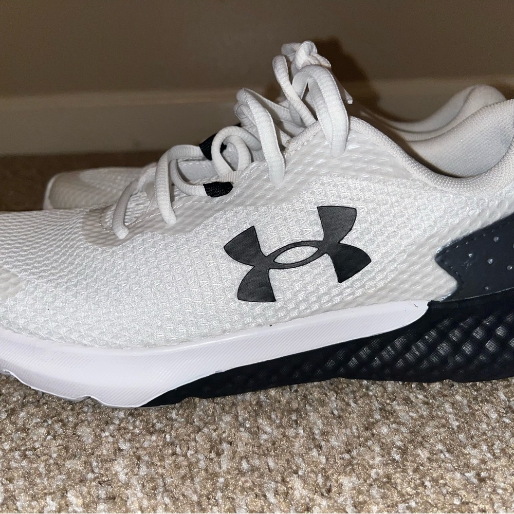 Men’s charge rouge size 8 white(will be deep clean before shipping)